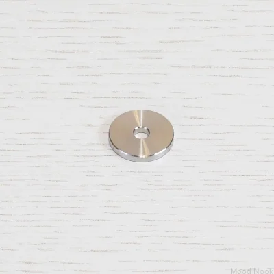 T-stång med silverfärgad skruvbricka