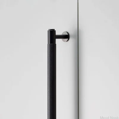 Garderobskors 724 stål svart avlångt möbelhandtag