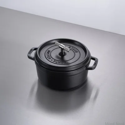 Cocotte Staub 3,7 L svart stålgryta med silverfärgat räfflat handtag