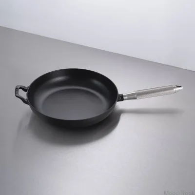 Poêle à frire Staub 28 cm en acier noir avec poignée moletée argentée
