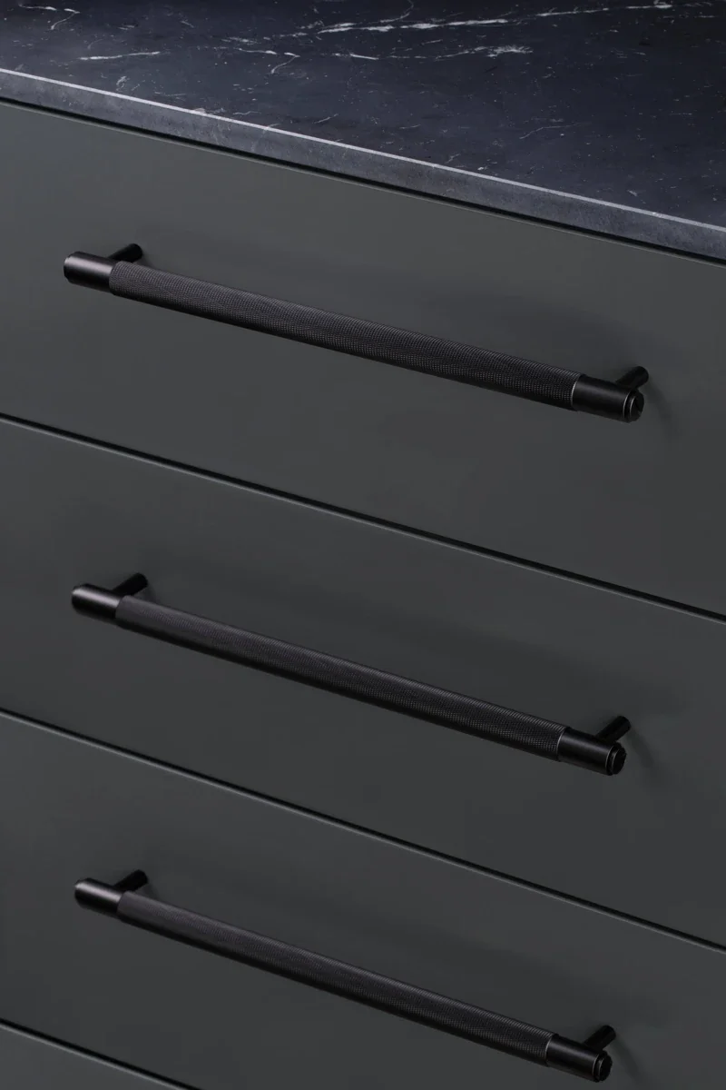 UPB-023961--Uchwyt-meblowy-podłużny-Pull-Bar-Cross-Large-Czarny-Buster-and-Punch-Moodnook_5