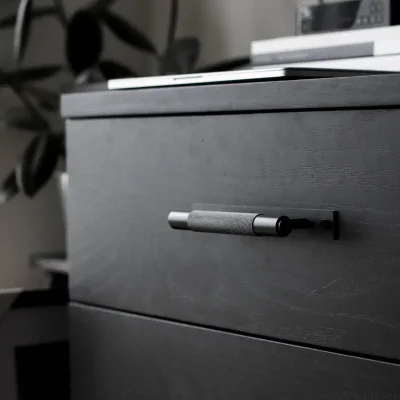 Långt möbelhandtag med kryssplatta 225 stål svart