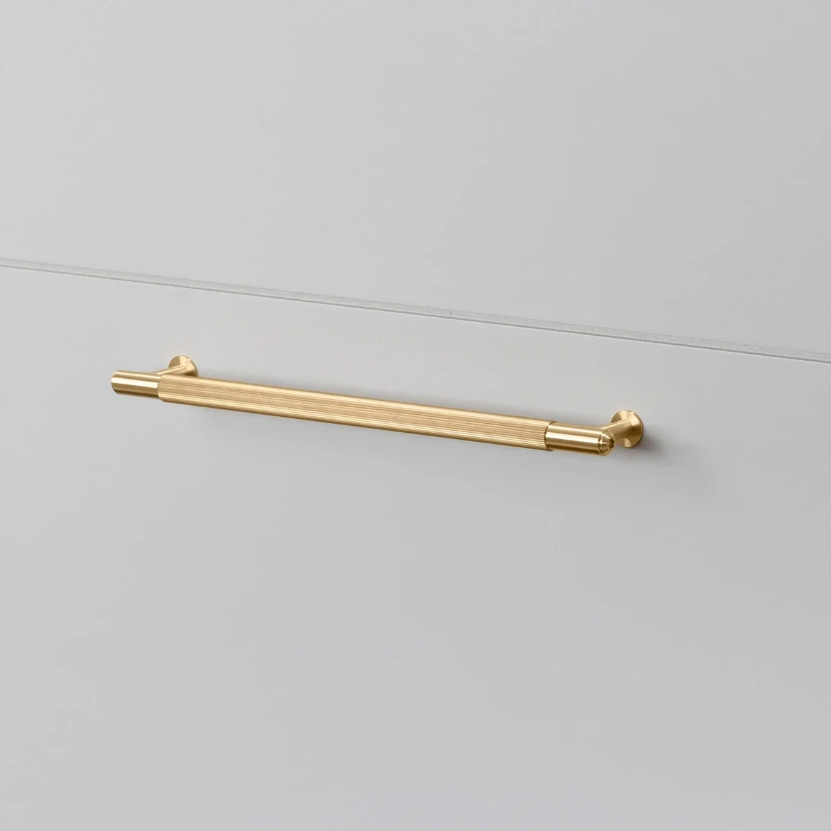 UPB-054574--Uchwyt-meblowy-podłużny-Pull-Bar-Linear-Medium-Mosiądz-Buster-and-Punch-Moodnook_1