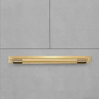 Avlångt möbelhandtag med korsplatta 125 mässing