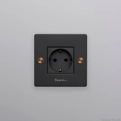 Enkeluttag med logotyp Typ F Cross 1G Stål Svart med Warm Sunset Europeisk standard