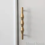 U.24.0--Uchwyt-meblowy-podłużny-Vilde-160-Mosiężny-Szczotkowany-Nielakierowany-Open-and-Hide_MoodNook_5