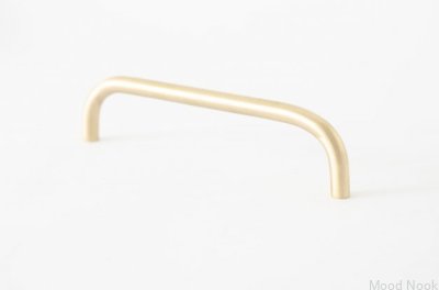 Grip 136 avlångt möbelhandtag, borstad mässing