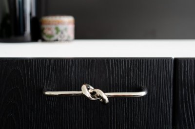 Ручка для мебели Knot длиной 128 см, полированная нержавеющая сталь.