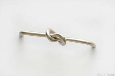 Ручка для мебели Knot длиной 128 см, матовая нержавеющая сталь.