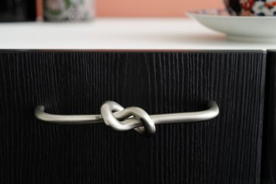 Ручка для мебели Knot длиной 128 см, матовая нержавеющая сталь.
