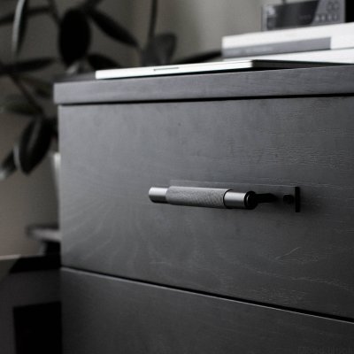 Uchwyt meblowy podłużny z podkładką Cross Plate 325 Stalowy Czarny