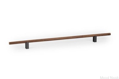 Kumo Wood 320 Möbelgriff aus Walnussholz mit schwarzer Titan-Aluminium-Beschichtung