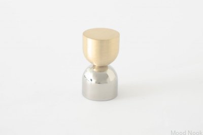 Möbelknopf aus gebürstetem Messing und poliertem Edelstahl (Kokeshi Mix 1832)