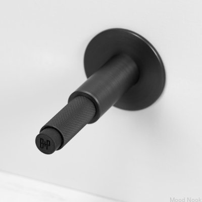 Dörrstopp i korsmässing, bränd brons, väggmonterad