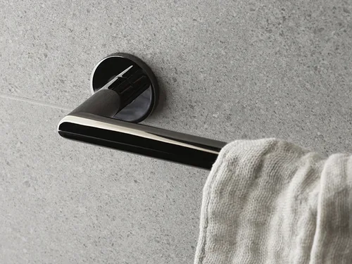 Verchromter Handtuchhalter im Badezimmer