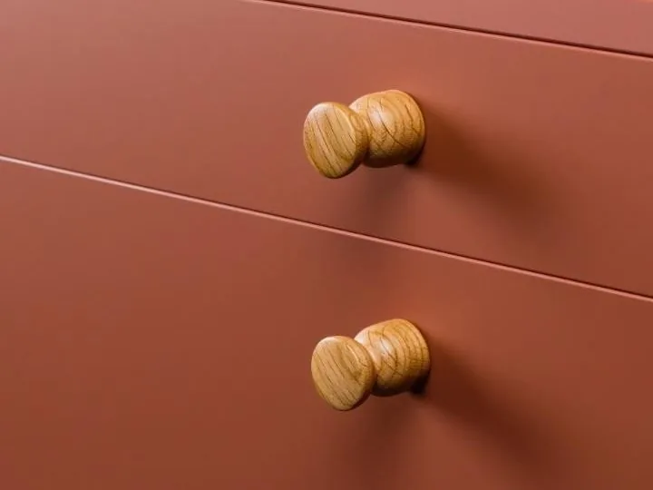 Holzknöpfe an Schubladen
